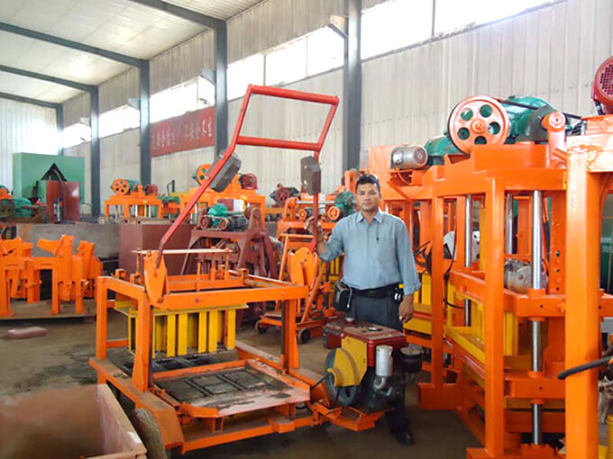 Nepal Customer test GiantLin QM4-45 diesel engine concrete hollow block brick making machine